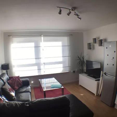 3 Bedroom Flat Near Centre With Parking Edinburg