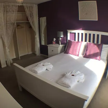 3 Bedroom Flat Near Centre With Parking Edinburg