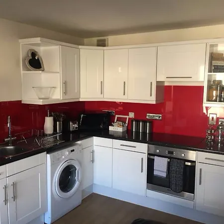 3 Bedroom Flat Near Centre With Parking Edinburg