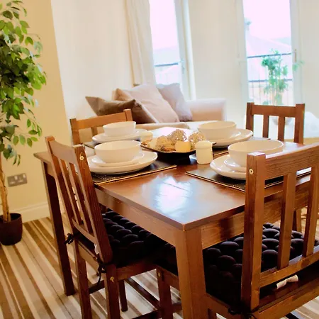 2 Bedroom Leith Sleeps 4 Apartment