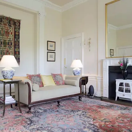 3 Bedroom Flat In Centre
