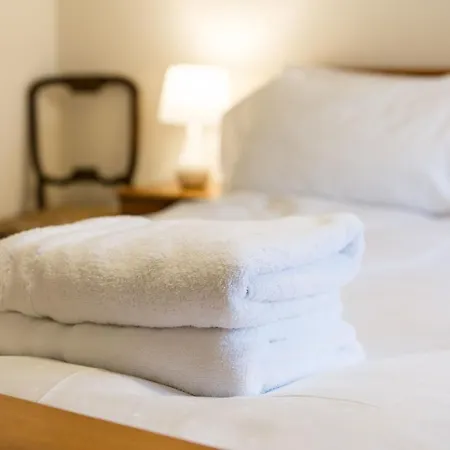 Central & Stylish 3 Bedroom, 2 Bath, Free Parking Appartement *