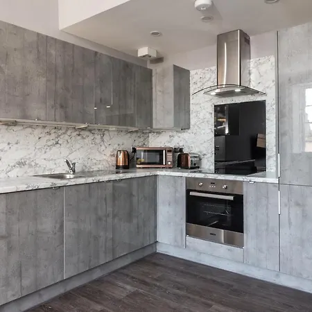 Spacious Newly Refurbished *