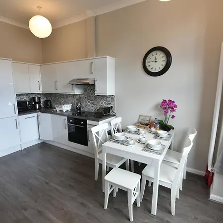 Daire Pleasance Ground Floor Main Door Access *