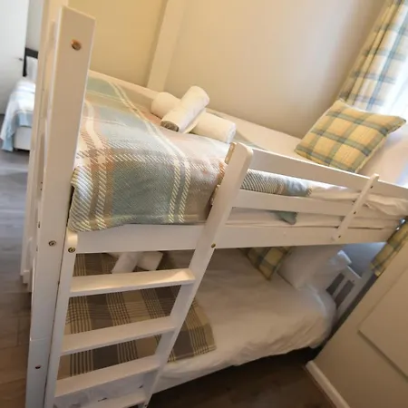 Pleasance Ground Floor Main Door Access Daire *