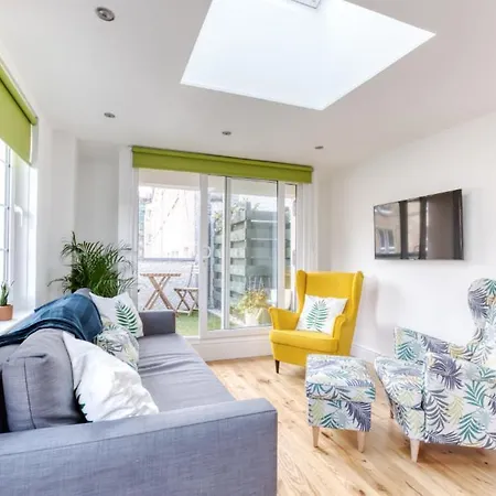 Bright 3 Bed Flat With Pool & Parking アパート エディンバラ