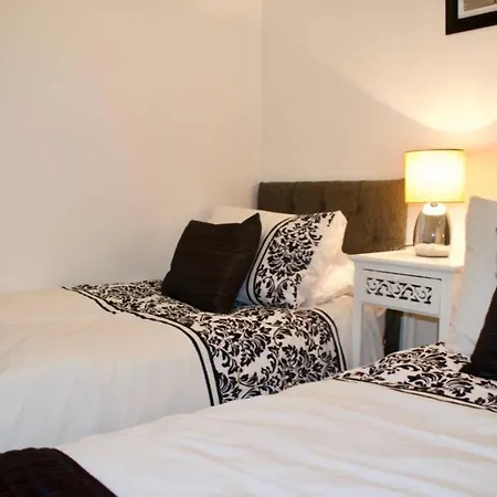 Bright And Modern With Pool And Rooftop Views Edimburgo