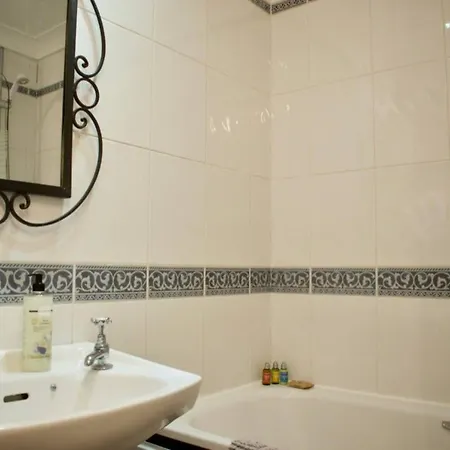 Bright And Modern With Pool And Rooftop Views Edimburgo