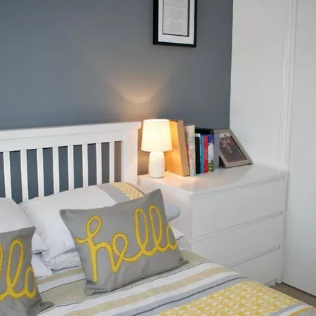Modern Flat Close To City Centre Appartamento