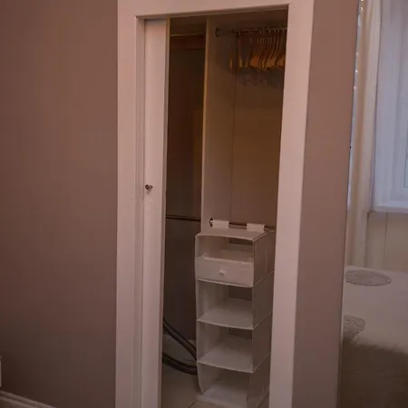 9,7 Out Of 10 For Comfort And Cleanliness Of This Cosy Modern 1 Bedroom Apartment *