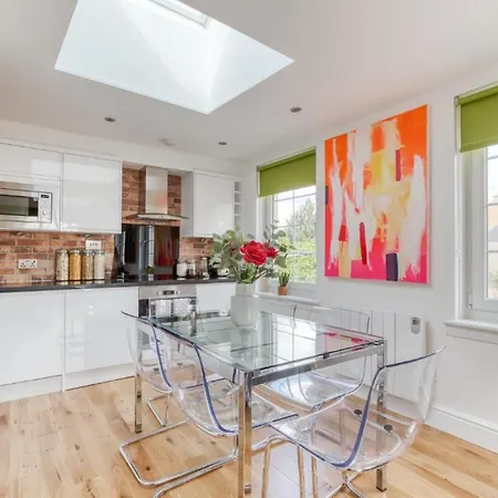 Bright 3 Bed Flat With Pool & Parking エディンバラ