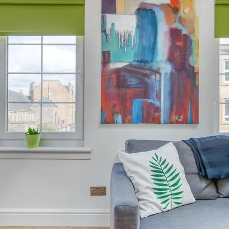 Апартаменты Bright 3 Bed Flat With Pool & Parking