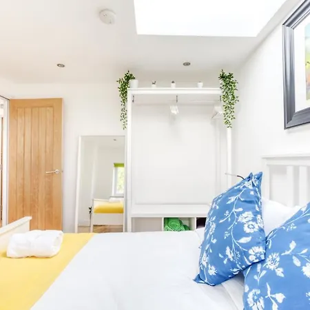 Bright 3 Bed Flat With Pool & Parking