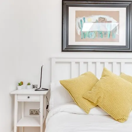 Апартаменты Bright 3 Bed Flat With Pool & Parking *