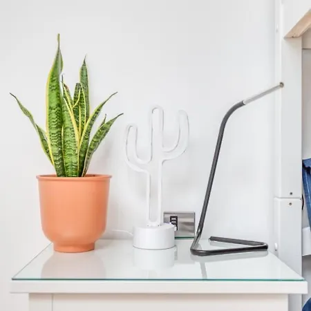 Апартаменты Bright 3 Bed Flat With Pool & Parking *