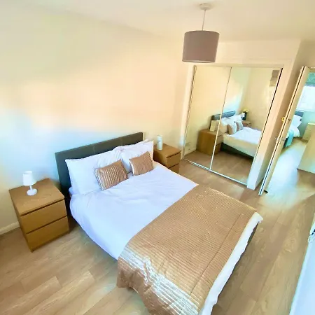 Haymarket Holiday Home, 3 Bedrooms & Parking דירה אדינבורו