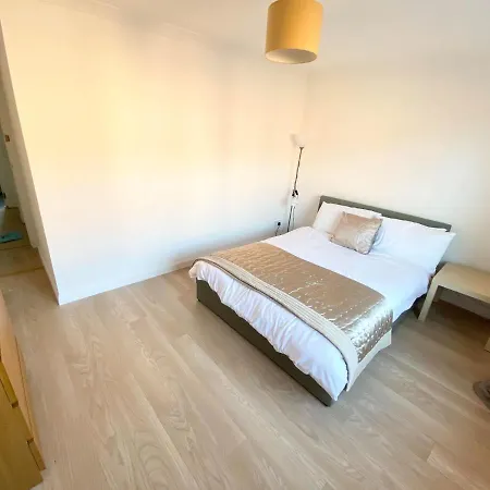 Haymarket Holiday Home, 3 Bedrooms & Parking * אדינבורו