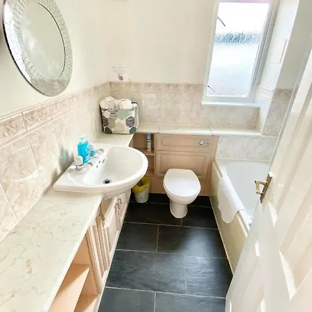 Haymarket Holiday Home, 3 Bedrooms & Parking דירה