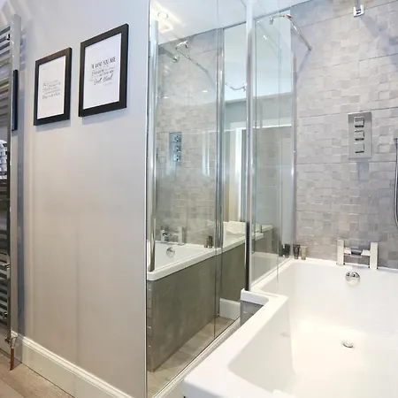 Altido Stunning 2br Apt With Private Entrance In New Town Hotel