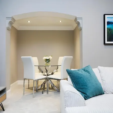 Altido Stunning 2br Apt With Private Entrance In New Town Hotel *