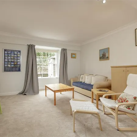 Altido Classic Main Door Entry 2-bedroom New Town With Garden *