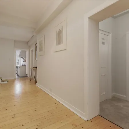 Appartamento Altido Classic Main Door Entry 2-bedroom New Town With Garden