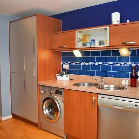 Daire Spacious 2br W Parking, 10 Mins To Centre By Car