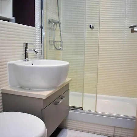 Daire Spacious 2br W Parking, 10 Mins To Centre By Car *