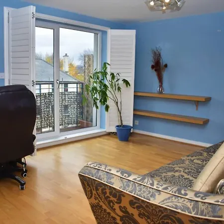 Spacious 2br W Parking, 10 Mins To Centre By Car