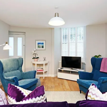 Joivy Vibrant Near Calton Hill *