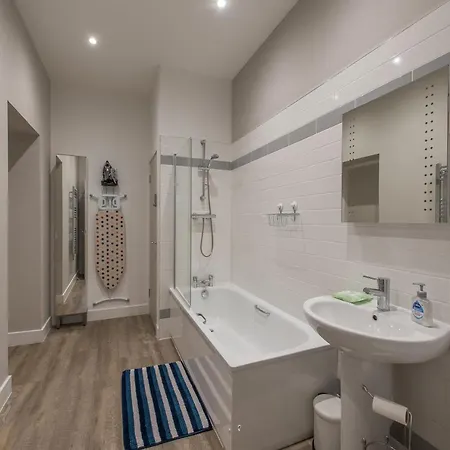 Haymarket Spacious 3 Bedroom Street Level 아파트