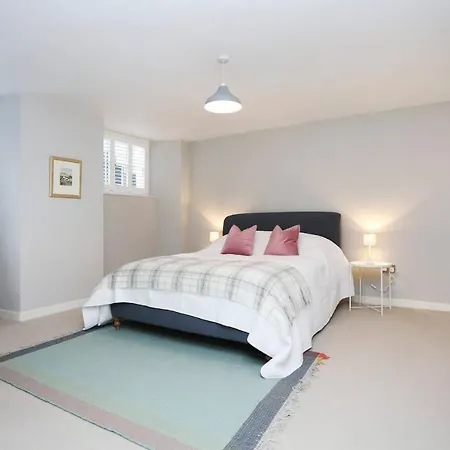 Joivy Vibrant Near Calton Hill Апартаменты Эдинбург