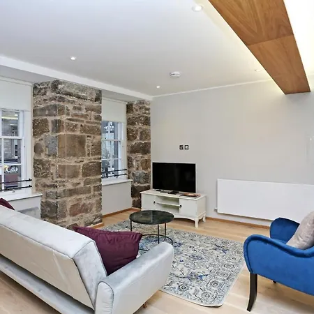 Joivy Beautiful 2 Bed Flat On The Royal Mile אדינבורו