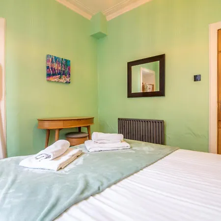 Chic & Stylish 2 Bed On Leith Walk
