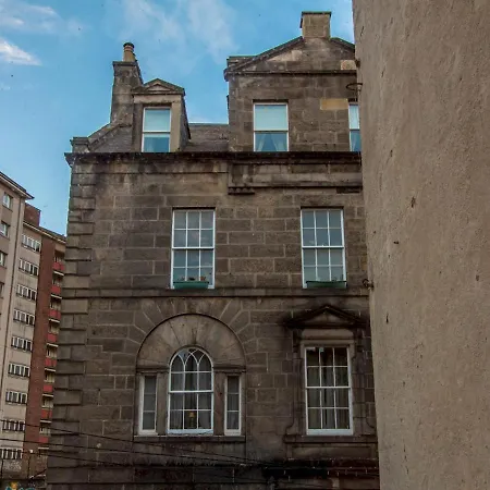 Chic & Stylish 2 Bed On Leith Walk *
