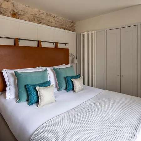 Abbey Apartments, At Holyrood