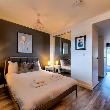 Stylish Flat In Leith By Guestready