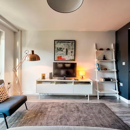 Stylish Flat In Leith By Guestready