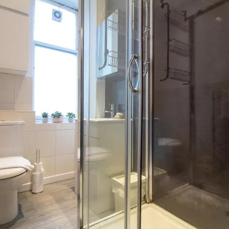 Apartment Stylish & Convenient 3bed Apt. Near City Centre! *