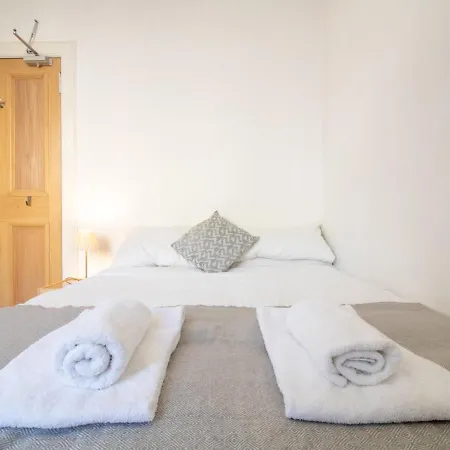 Stylish & Convenient 3bed Apt. Near City Centre! Apartment