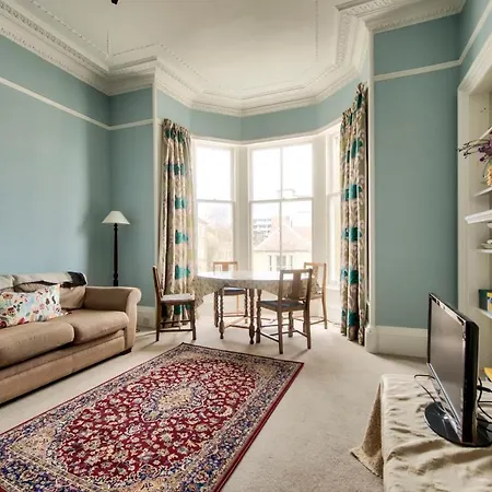 3br Victorian Flat In Central By Guestready