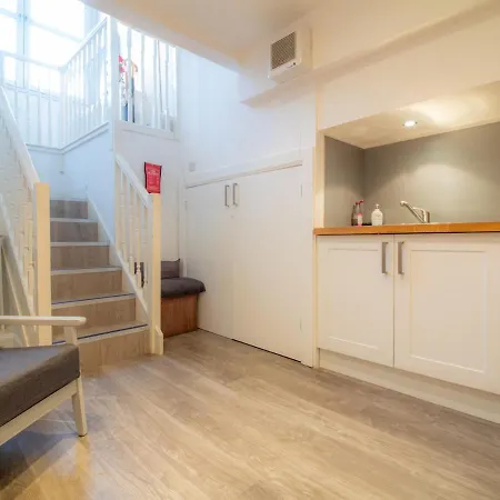 Quirky Converted Shop Near Holyrood Park - Sleeps 4! Edinburgh
