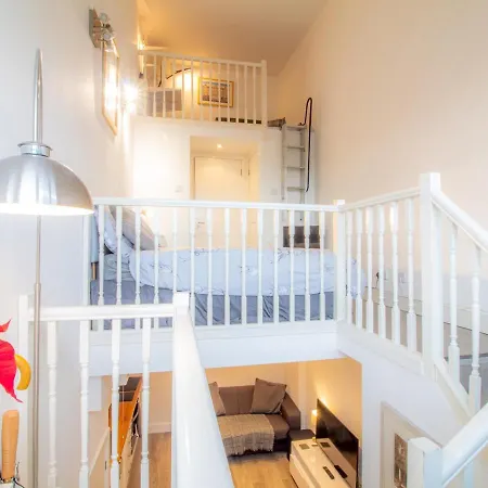 Quirky Converted Shop Near Holyrood Park - Sleeps 4!