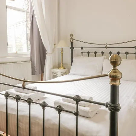3 Lynedoch Place *