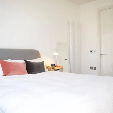 Quarter Mile Flat With Stunning Meadows View Edinburgh