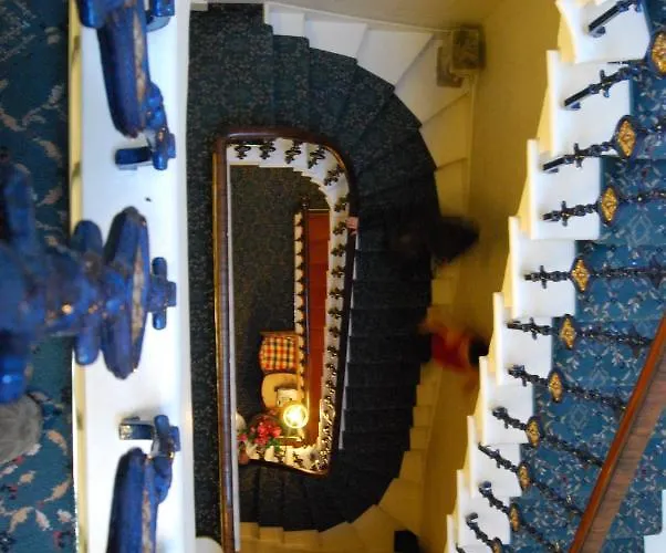 Dene Guest House, New Town 3*