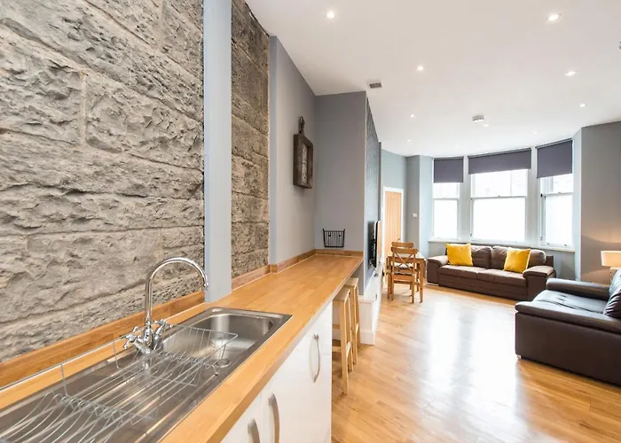 Castle Apt, Modern,