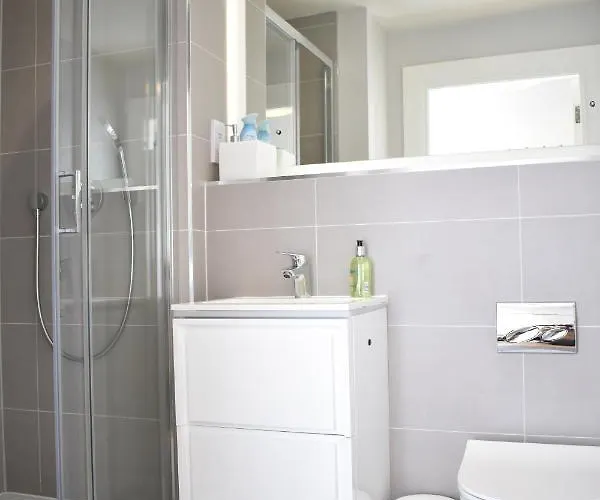 Bernard St - Bright And Spacious 1 Bed At The Shore! *