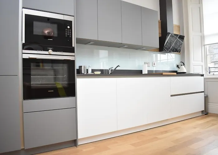 Bernard St - Bright And Spacious 1 Bed At The Shore! *