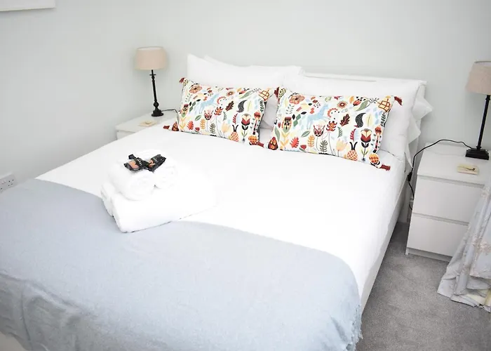 Bernard St - Bright And Spacious 1 Bed At The Shore! *